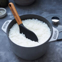 Staub Rice Cocotte Gietijzeren Braadpan 1,6 L -Keukenware Verkoop 502866 01 2 EnvironmentImage 7f66756c36